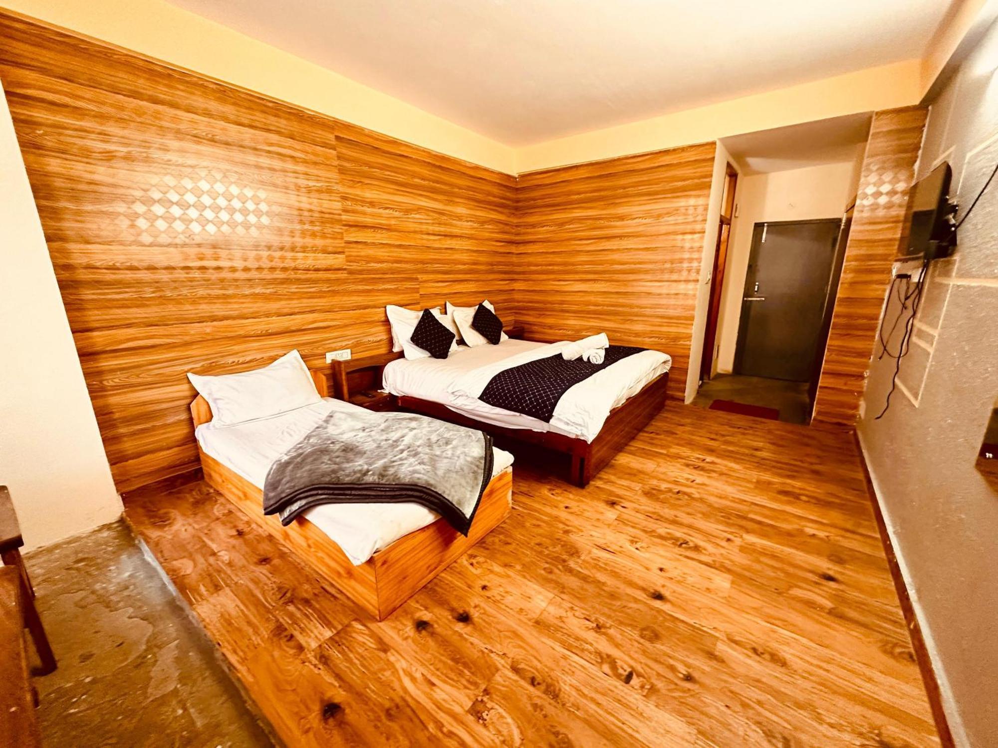 Hotel D Kanchan Manali エクステリア 写真