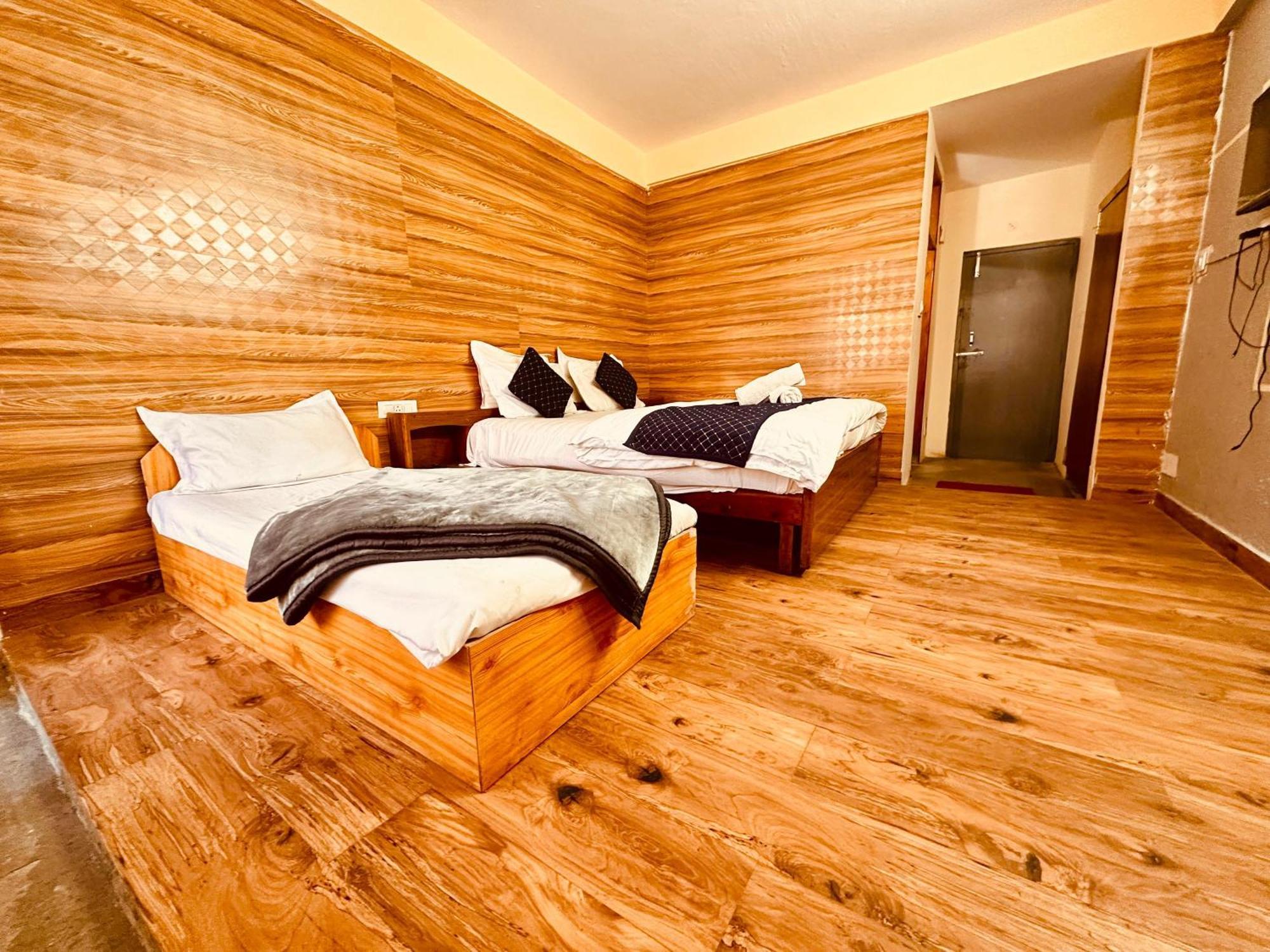 Hotel D Kanchan Manali エクステリア 写真